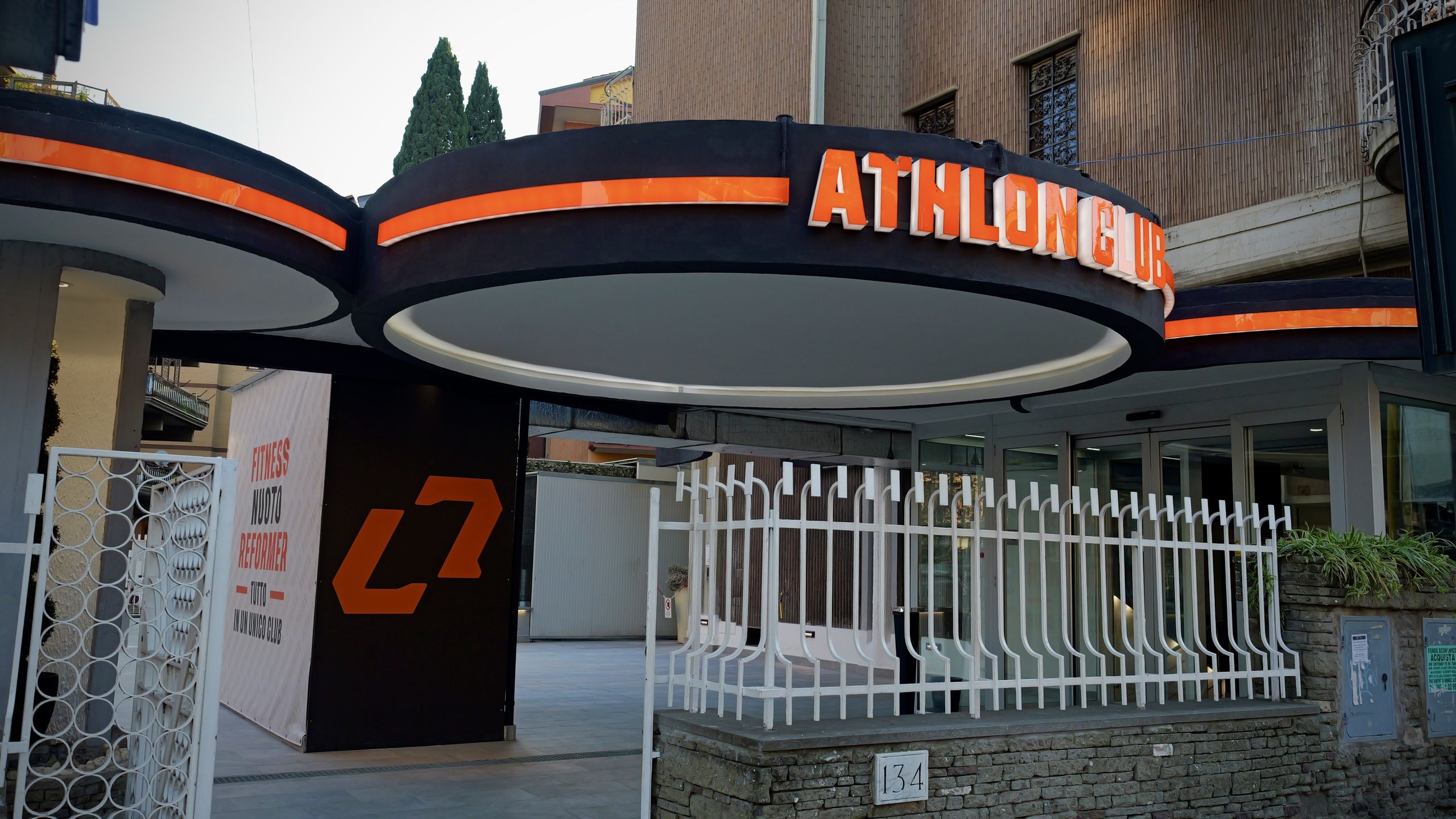 L'ingresso di Athlon Club con l'insegna arancione